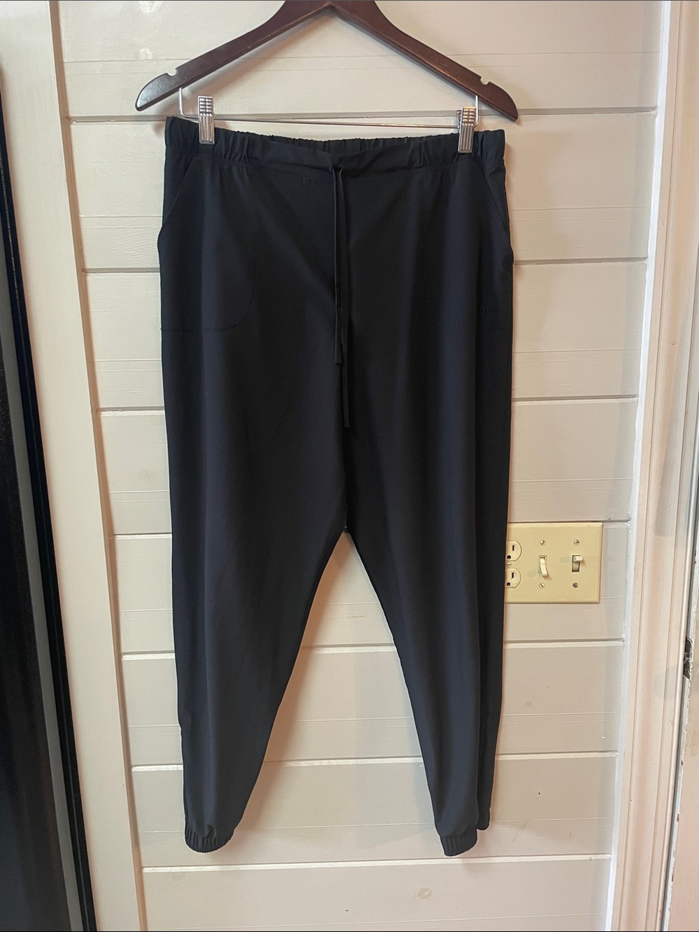 Albion Women’s Black Nylon Joggers Size L.